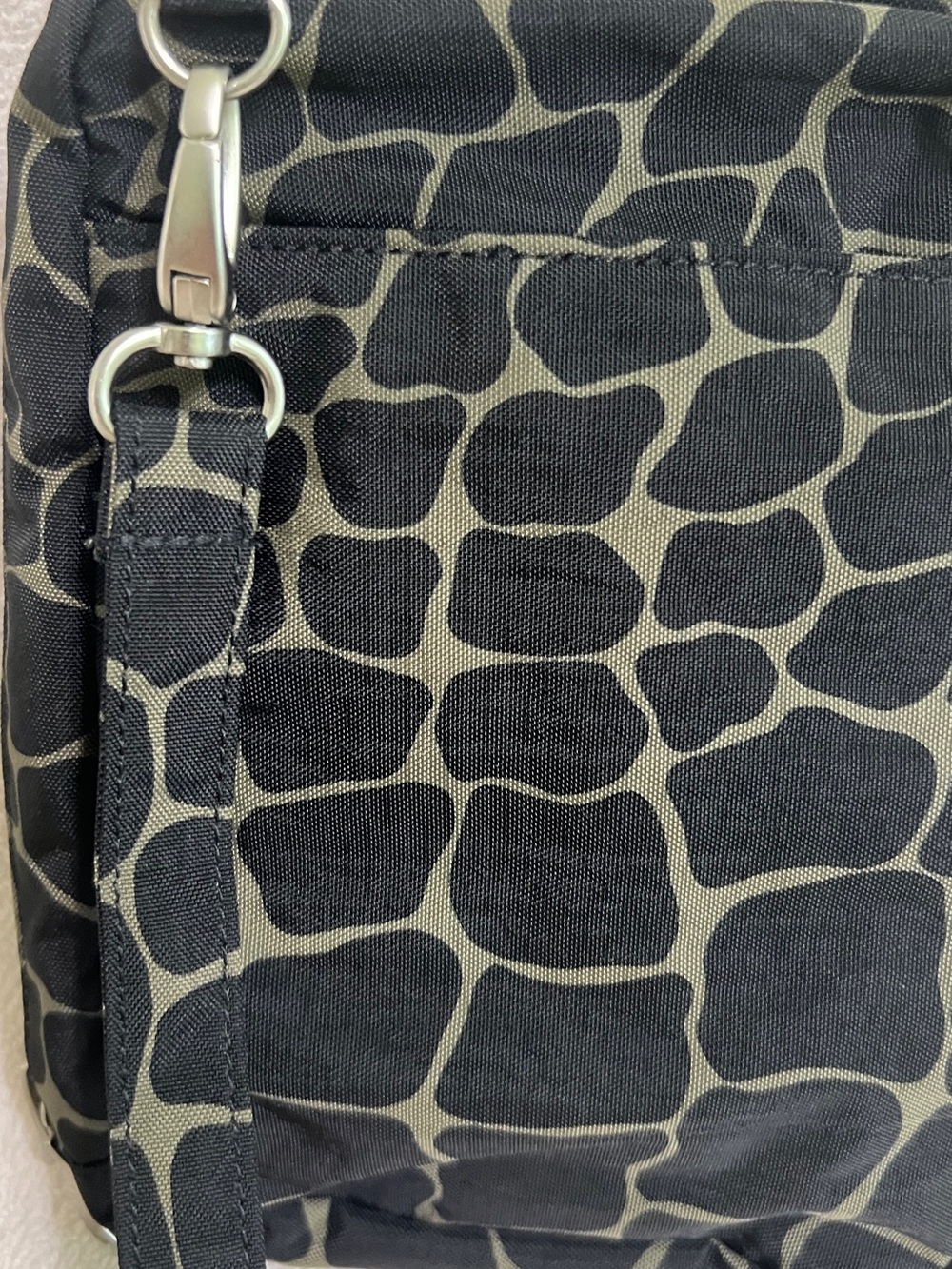 Baggallini Black Giraffe Print Crossbody Bag Small Water Resistant - Picture 6 of 16